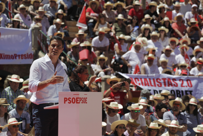 Pedro Sanchez, le patron du PSOE, en campagne à Valence le 16 mai 2015. © Heino Kalis / Reuters. Pedro Sanchez, le patron du PSOE, en campagne à Valence le 16 mai 2015. © Heino Kalis / Reuters.